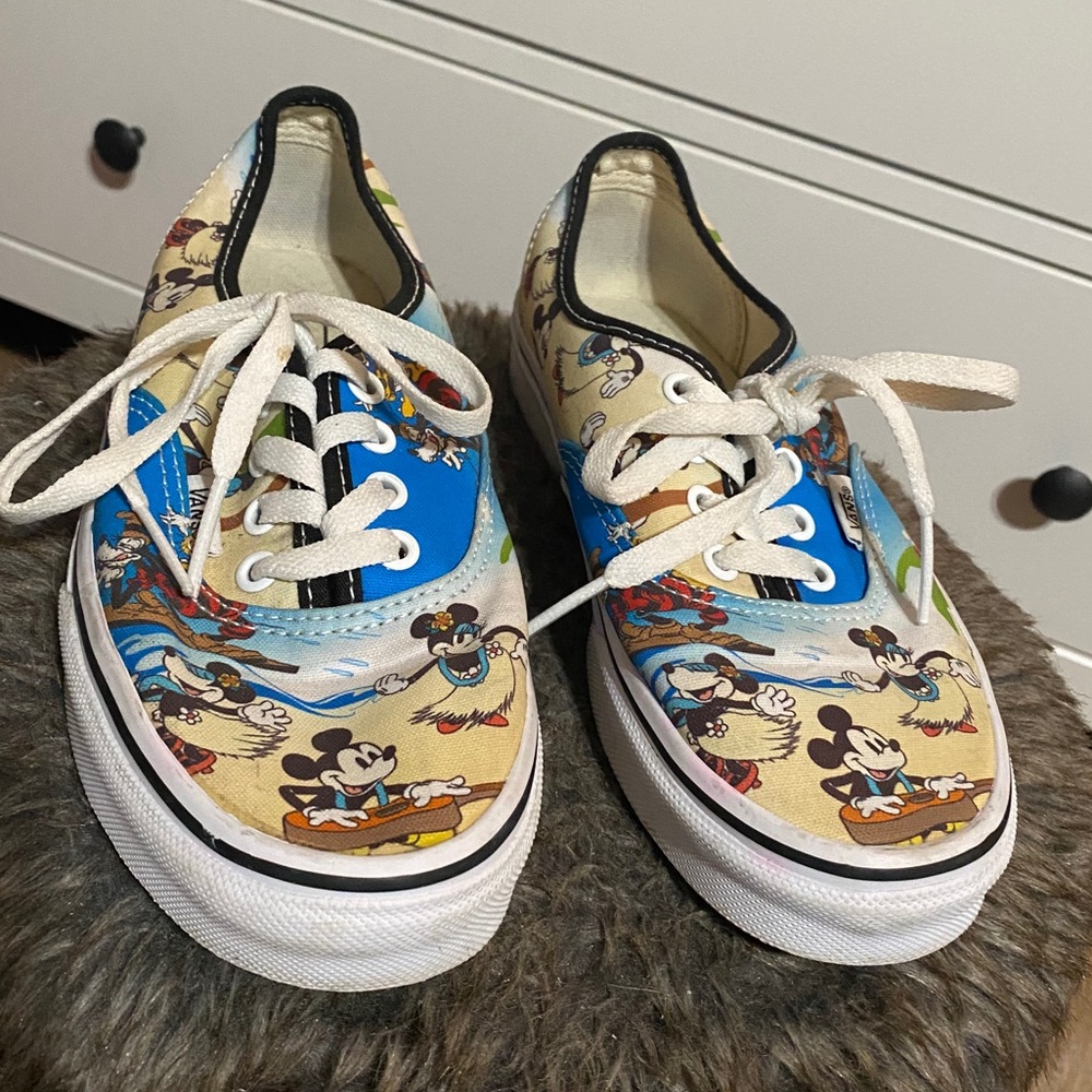 Limited Edition Mickey Mouse Hawaii Vans size W 7